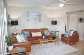 Naples Park Oasis - Cozy Two Bedroom Apartment